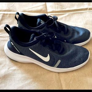 Womens size 9 Nike Flex Experience 8